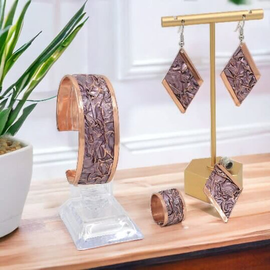 Front view of pink wrinkled copper jewellery set in style 01