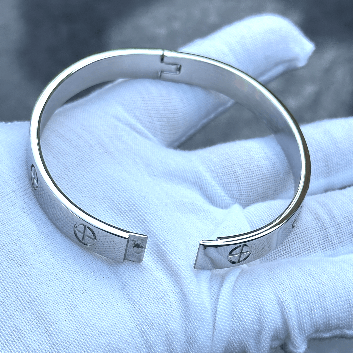 Angled view of stainless steel couple bangle bracelet set in 6mm and 8mm