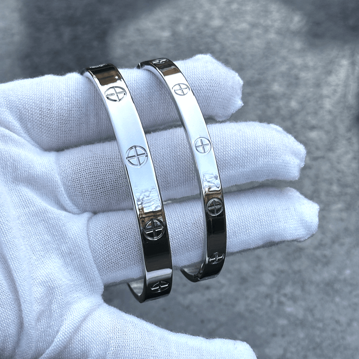 Inner side view of stainless steel couple bangle bracelet set in 6mm and 8mm