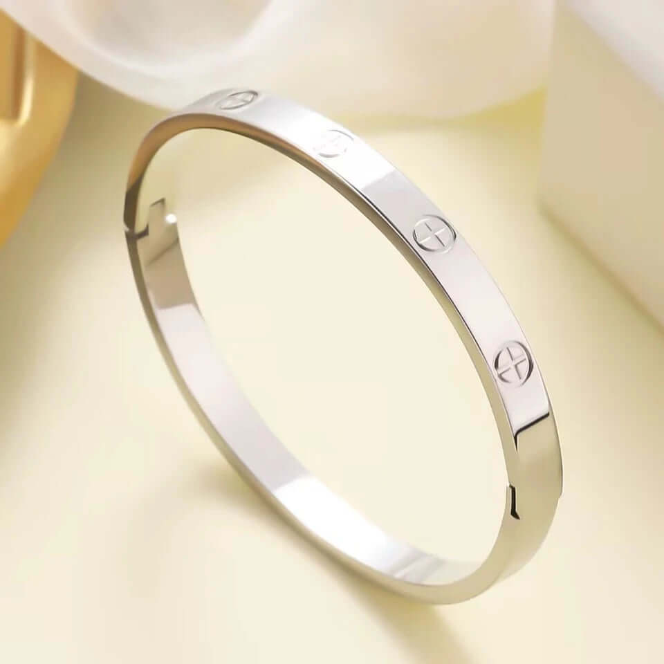 Top-down view of stainless steel couple bangle bracelet set in 6mm and 8mm