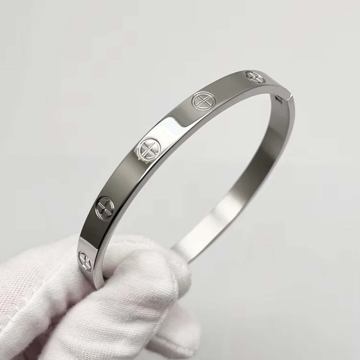 Front view of stainless steel couple bangle bracelet set in 6mm and 8mm