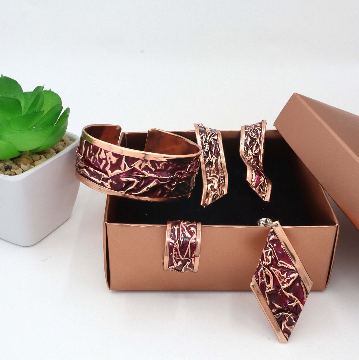 Close-up of the copper texture in handcrafted magenta wrinkled copper jewellery set