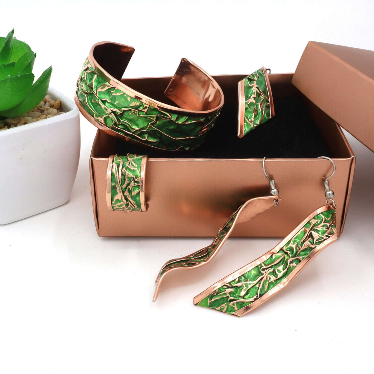 Close-up of the copper texture in complete green wrinkled copper jewellery set