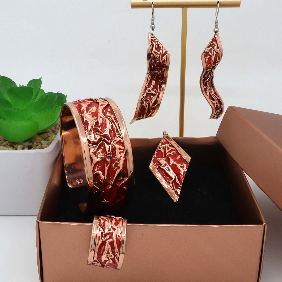 Close-up of the copper texture in four-piece red patterned wrinkled copper jewellery set
