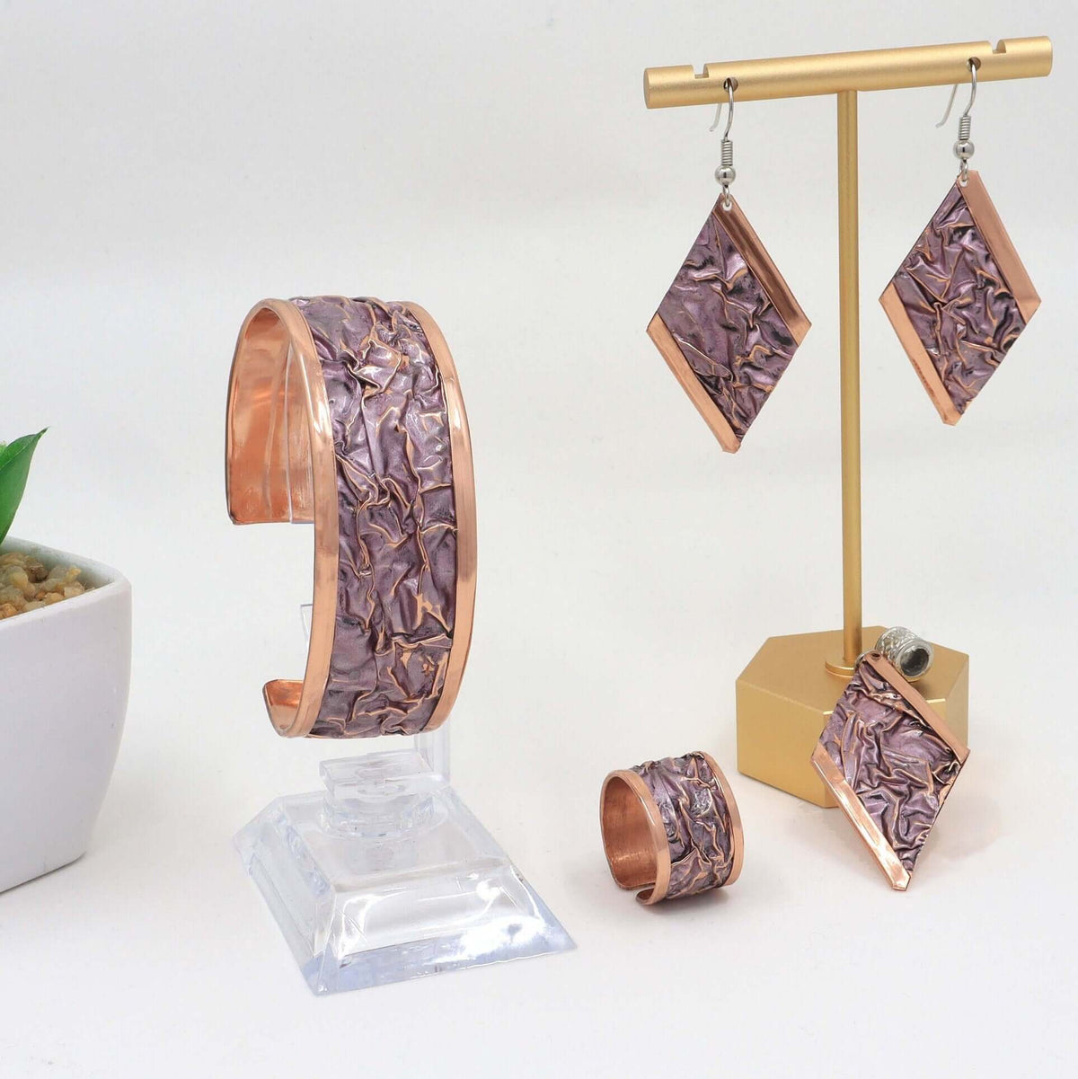 Individual pieces from pink wrinkled copper jewellery set in style 01 arranged together